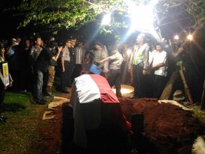 Foto: Pemakaman Bripka Denny Korban Tewas di Rusuh Mako Brimob