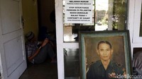 Foto purnawirawan TNI tersandar di jendela rumah salah seorang warga.