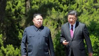 Pertemuan tersebut terjadi menyusul pertemuan puncak bersejarah antara Korea Utara dan Korea Selatan bulan lalu dan menjelang rencana pertemuan puncak antara Kim Jong-un dan Presiden Amerika Serikat Donald Trump.  (Foto: Dok. KCNA/via REUTERS)