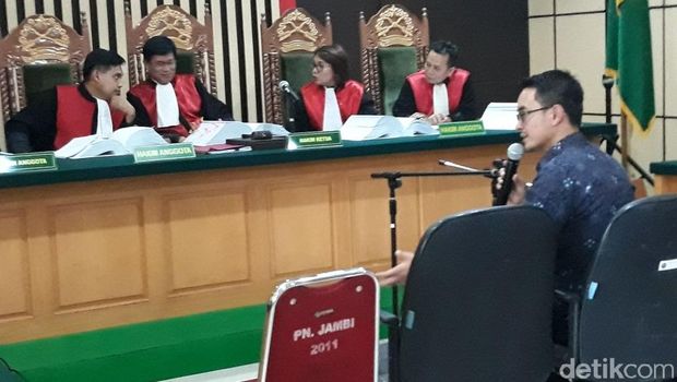  Zumi Zola di Pengadilan Tipikor Jambi, Rabu (9/5/2018)