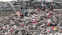 Terlihat beberapa anak-anak sedang bermain di area tersebut.