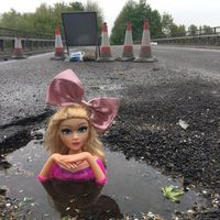 Unik Pria Ini Pakai Boneka Barbie Untuk Protes Jalan Unik Pria Ini Pakai Boneka Barbie Untuk Protes Jalan