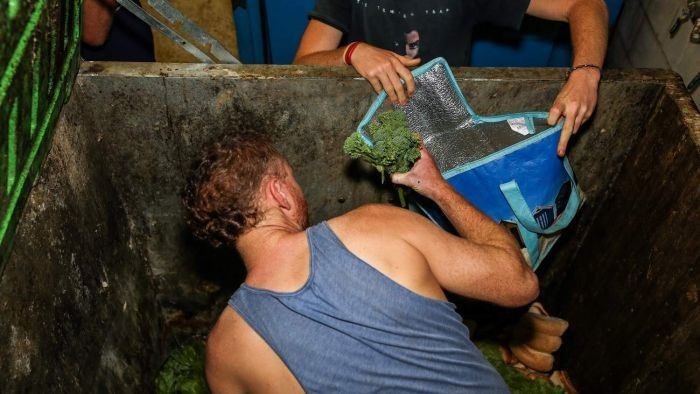 Mengais Tong Sampah Demi Makanan Terjadi Juga di Australia