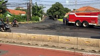 Mobil pemadam kebakaran disiagakan di lokasi. Polisi Militer juga berjaga di sekitar kompleks.