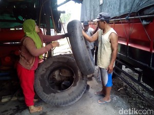 Mengenal Sri Utami, Penambal Ban Perempuan di Jalur Pantura Kudus