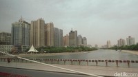 Korla adalah ibukota dari Bayingholin Mongolian Autonomous Prefecture (BMAP). Traveler mesti terbang 1 jam dari Urumqi untuk menuju ke sana (Fitraya/detikTravel)