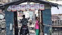 Saat teman-temannya asyik bermain, Dian harus mengantarkan penumpangnya ke seberang untuk mendapatkan uang.