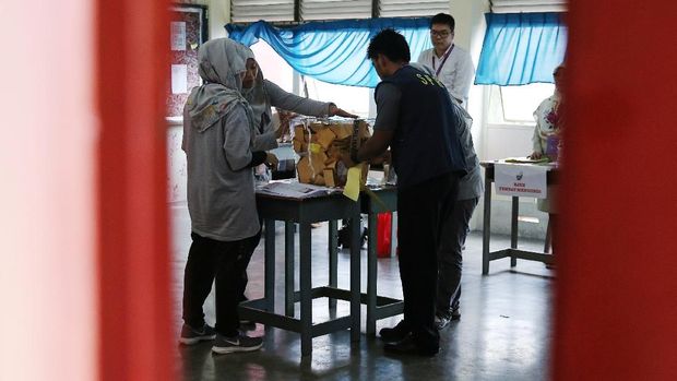Petugas TPS sedang menyegel kotak suara