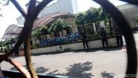 Polisi juga berjaga di depan GPIB Gideon.