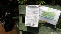 Poster bertuliskan Rumah Ini Dalam Proses Perkara Gugatan Perdata tertempel di depan salah seorang warga.