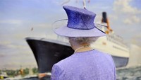 Potret Ratu Elizabeth II membayangi kapal pesiar QE2 di Southhampton dan melepas kapal ke peilik barunya (CNN Travel)