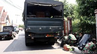 Barang-barang warga dievakuasi menggunakan truk TNI.