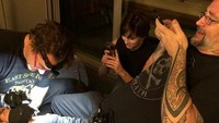 Mereka pun juga menato sang tato artis secara bergantian mirip dengan tato Avengers yang mereka buat. (Dok. Instagram/robertdowneyjr)
