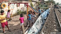 Keprihatinan warga atas kurangnya area bermain untuk anak, membuat mereka minciptakan sebuah taman bermain sederhana untuk anak-anak di sekitar wilayah Kampung Bahari, Jakarta Utara.