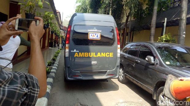 Ambulans masuk