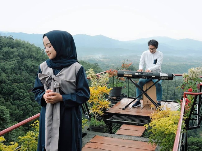 Salah satu yang paling mencuri perhatian dari grup ini adalah sosok vokalis perempuan yang imut dan bergaya stylish. Ia adalah Khoirunnisa atau dikenal dengan nama Nisa Sabyan. Foto: Instagram/nissa_sabyan