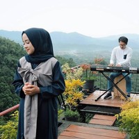 Salah satu yang paling mencuri perhatian dari grup ini adalah sosok vokalis perempuan yang imut dan bergaya stylish. Ia adalah Khoirunnisa atau dikenal dengan nama Nisa Sabyan. Foto: Instagram/nissa_sabyan