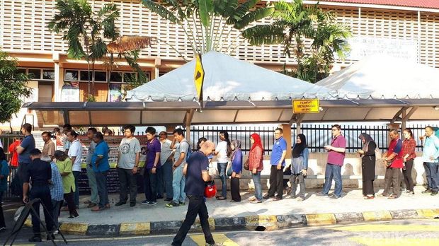 Antrean Warga Malaysia ke TPS Mengular hingga Trotoar