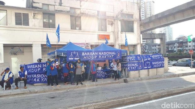 3 Spanduk Parpol Bertebaran di Hari Pemilu Malaysia