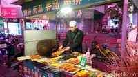Ada banyak kuliner kaki lima halal yang bisa traveler hunting di Yinchuan. Yang paling banyak adalah makanan sate-satean seperti ini. Isiannya bisa sosis, ayam, dan aneka daging halal lainnya. (Wahyu/detikTravel)