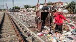 Foto: Lautan Sampah di Pinggir Rel Kereta Kampung Bahari Jakut
