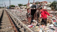 Tumpukan sampah di pinggir rel kereta itu akibat banyaknya warga setempat yang membuang sampah sembarangan karena warga di kampung itu tidak memiliki tempat pembuangan sampah selain membuang di pinggir rel kereta api.
