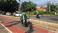 Sudah tidak ada lagi aksi bakar ban di Jl Sultan Iskandar Muda, Jakarta Selatan.
