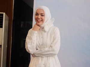 Dewi Sandra Pilih Gaya Less Is More untuk Ramadan