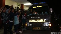 Ambulans yang membawa jenazah mulai bergerak meninggalkan RS Polri.