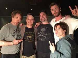Para Pemain Avengers Kompak Bikin Tato Bareng