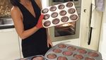 Hobi Buat Kue dan Kulineran, Ini Gaya Cantik Julie Estelle Saat Makan