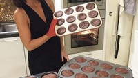 Di waktu luangnya, ternyata Julie punya hobi membuat kue. Dengan bangga ia menunjukkan hasil panggangan kue yang diberi nama Valhorna Glutten Free Dark Chocolate Cake buatannya. Foto: Instagram @julstelle