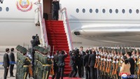 Jika dalam kunjungan pada akhir Maret lalu Kim Jong-un menumpang kereta dari Korea Utara ke Cina, dalam kunjungan kali ini ia menggunakan pesawat terbang. (Foto: Dok. Xinhua/Reuters via The Guardian)