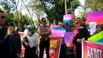 Foto: Demo Tuntut Istri Bos Abu Tours Jadi Tersangka