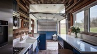 Kebanyakan rumah mungil tidak terlalu mementingkan ruang tamu, tapi desain interior milik Breezeway ini sangat bisa menampung banyak tamu. Inhabitat/Istimewa.