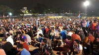 Para pendukung Mahathir kemudian menyanyikan lagu Negaraku secara bersama. Setelah itu para pendukung diminta duduk kembali. (Foto: Haris Fadhil/detikcom)