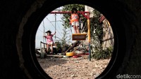 Faktor keamanan yang lemah menjadi tidak terlalu dihiraukan karena anak-anak tersebut terlalu senang bermain di taman bermain tersebut.
