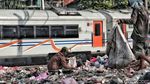 Foto: Lautan Sampah di Pinggir Rel Kereta Kampung Bahari Jakut