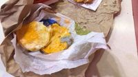Gadis Ini Temukan Gumpalan Permen Karet Goreng di Dalam Burgernya