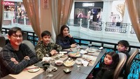 Saat di Macao, keluarga Andre Taulany sedang makan malam bersama. Tapi Erin memberi tahu mereka tetap memilih makanan Jepang. Foto: Instagram erintaulany