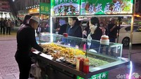 Inilah penjaja streetfood halal di Kota Yinchuan, Provinsi Ningxia. Di kota mayoritas muslim ini, makanan halal mudah dijumpai. (Wahyu/detikTravel)