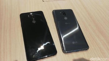 Berbeda dengan varian standar, G7+ ThinQ ini memiliki kapasitas RAM dan ROM yang lebih besar, yakni 6 GB dan 128 GB. Kapasitas memori internalnya ini tentu bisa ditambah dengan slot microSD sampai 2 TB. (Foto: detikINET/Muhammad Alif Goenawan)