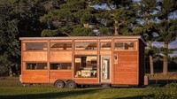 Sebanyak 10 orang bisa tinggal di rumah kecil ini. Rumah  ini siap digunakan dengan fitur-fitur seperti toilet kompos, panel surya, dan penyimpanan baterai. Inhabitat/Istimewa.