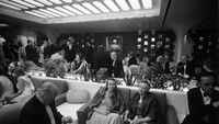 Kapal pesiar QE2 bersandar di rumah barunya di Pelabuhan Kota Mina Rashid, Dubai, UEA. Foto lawas sebuah kafe di kapal pesiar QE2 (CNN Travel)  