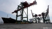Terminal Teluk Lamong, pelabuhan yang terletak di perbatasan Surabaya-Gresik, menjadi penunjang pelabuhan Tanjung Perak yang sudah beroperasi.