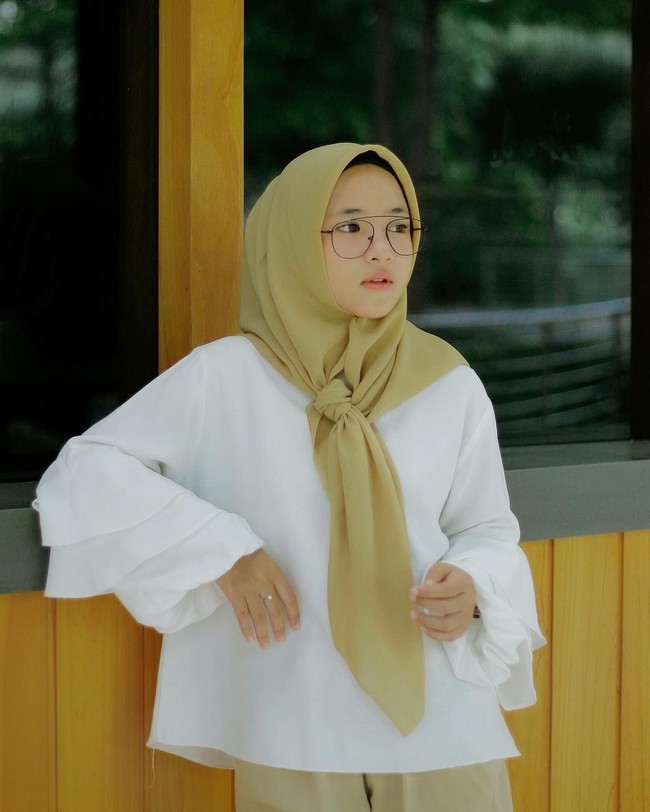 Di kesehariannya, ia juga memilih tampil simple dengan blouse atau tunik, celana, dan hijab segi empat. Ia pun senang tampil dengan warna netral seperti cokelat, putih, dan abu-abu. Foto: Instagram/nissa_sabyan