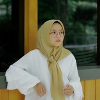 Di kesehariannya, ia juga memilih tampil simple dengan blouse atau tunik, celana, dan hijab segi empat. Ia pun senang tampil dengan warna netral seperti cokelat, putih, dan abu-abu. Foto: Instagram/nissa_sabyan
