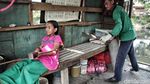 Berkenalan dengan Gadis Cilik Penarik Perahu Eret di Cilincing