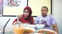Ternyata penyanyi kelahiran Jakarta, 12 Oktober 1990 ini doyan makan seblak. Lihat saja gayanya makan seblak ini. Lahap banget! Foto: Instagram @anisarahma_12