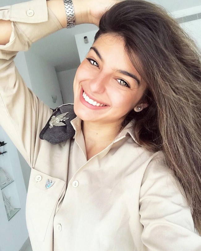 Israel merupakan satu-satunya negara di dunia yang mengharuskan perempuan berusia 18 sampai 26 tahun untuk bertugas di angkatan bersenjata selama dua tahun. Tak terkecuali model cantik Noa Elharar. Foto: Instagram